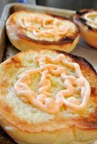 Take the toasted bun and add your sauce.